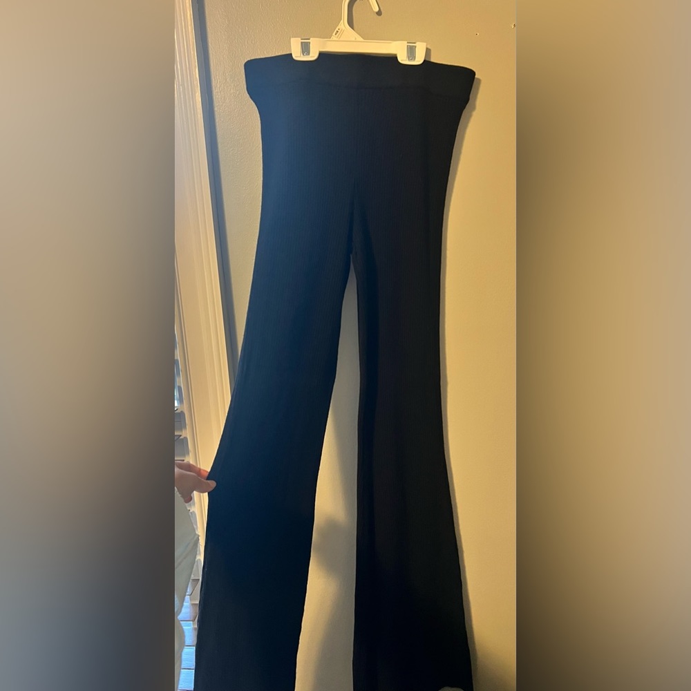 Black viscose pant.